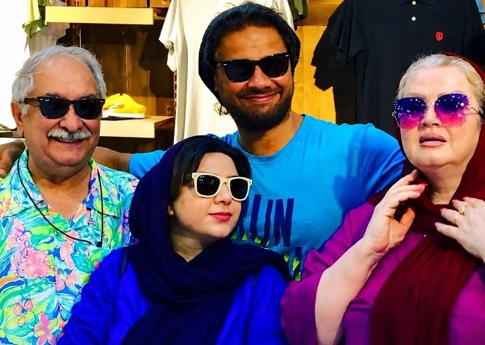علی صادقی در کنار پدر و مادرش