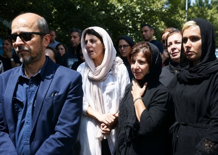 لیلی رشیدی در مراسم ختم پدرش