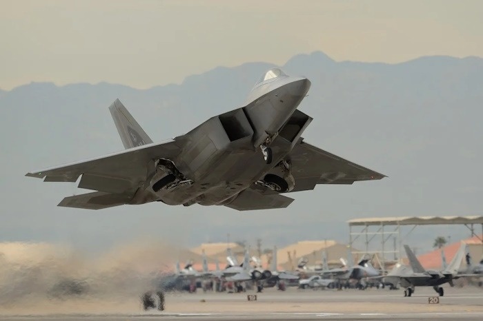 مانورپذیری و پرواز نمایشی جنگنده F 22 Raptor