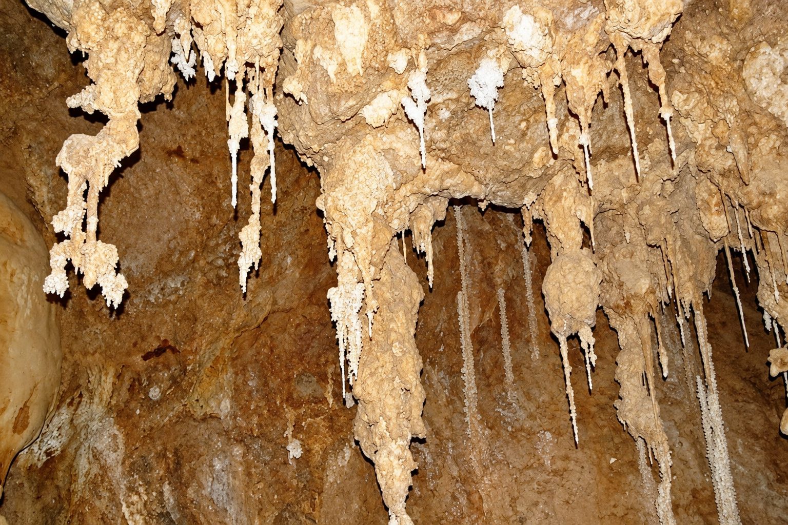 غار اناران از جاذبه های شهرستان مهرستان