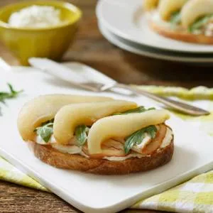 ساندویچ پنیر با ژامبون و گلابی