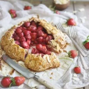 گالت بادام با توت‌فرنگی