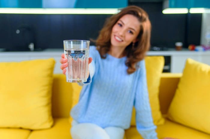 صاف شدن پوست با آبرسانی به بدن نوشیدن آب