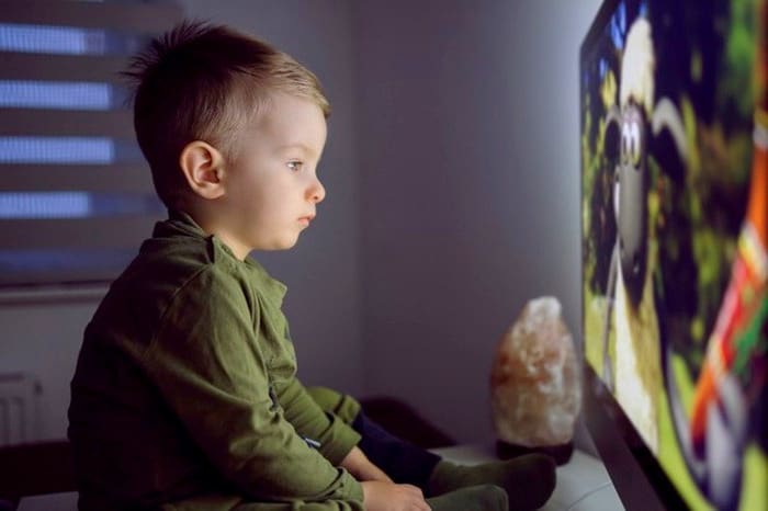 هشدار جدی در مورد تلویزیون تماشا کردن نوزاد