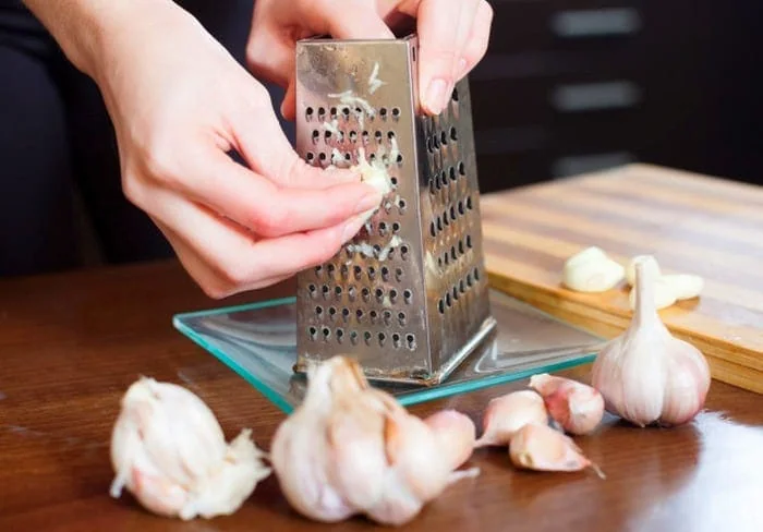 دست زدن به سیر از علل بو دادن ناخن سیر رنده کردن