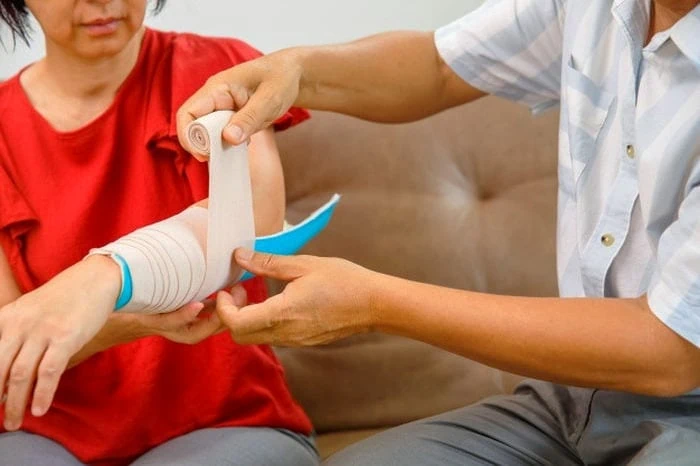 کمک های اولیه برای شکستگی استخوان آتل بستن