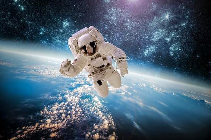فضانورد در فضا