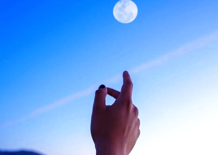 اشاره کردن به ماه