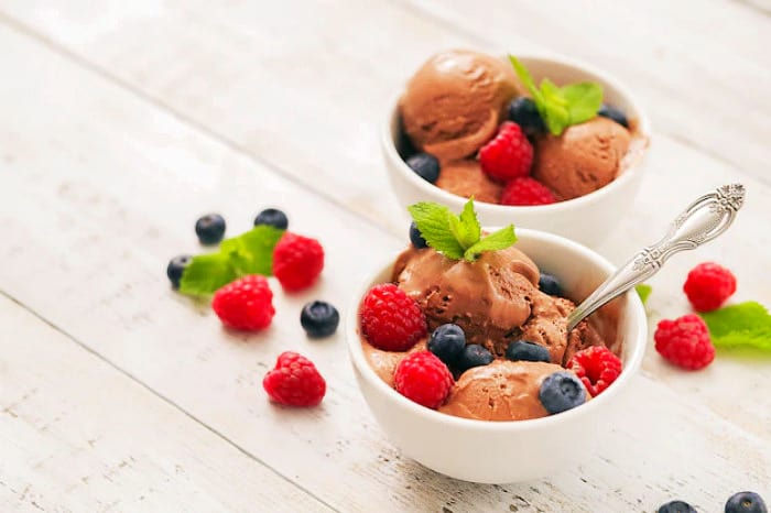 3 طرز تهیه مختلف برای تهیه بستنی شکلاتی رژیمی
