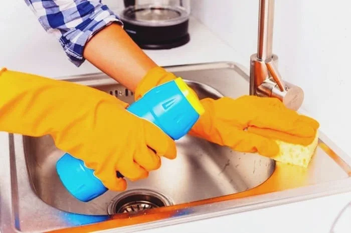 شستن شیر آب