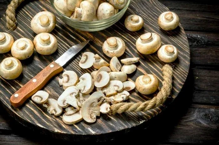 خوردن کردن قارچ