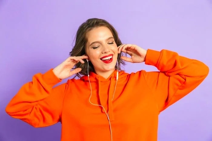 گوش کردن به موسیقی