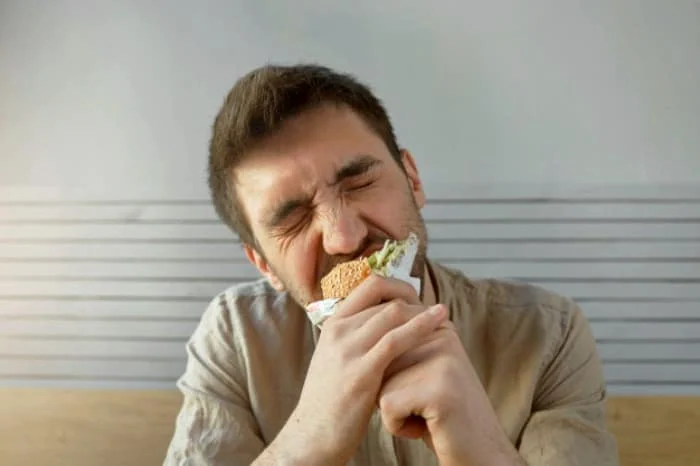 جویدن غذا 