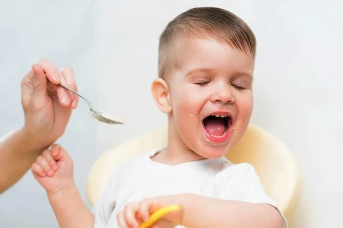 به زور غذا دادن به کودک