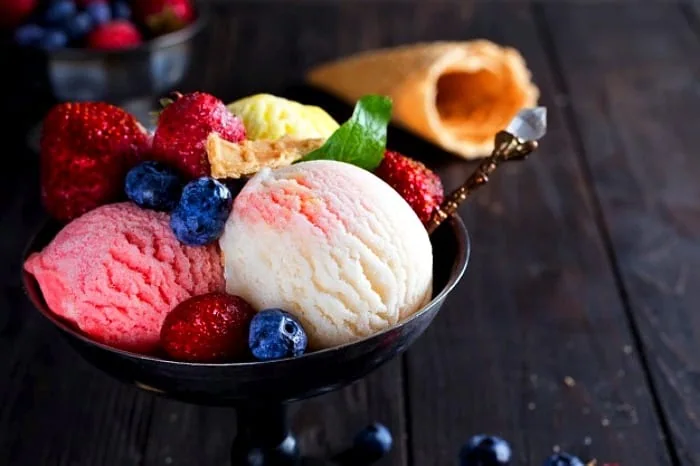 شیرینی و بستنی