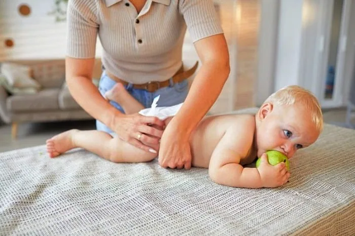 گریه کودک هنگام تعویض پوشک