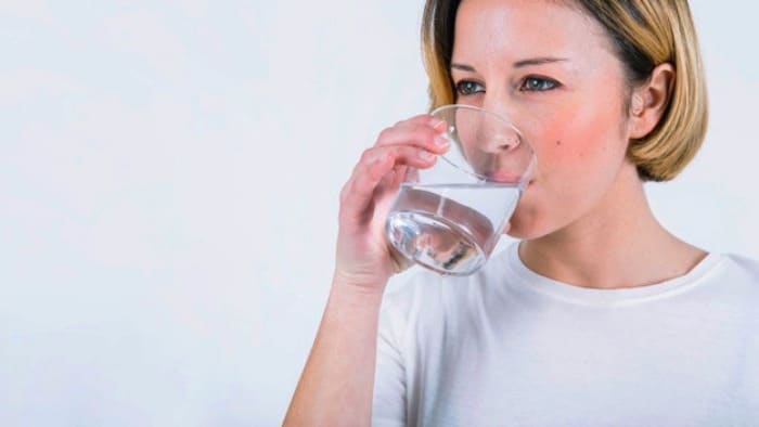فواید درمانی قابل توجه نوشیدن آب گرم