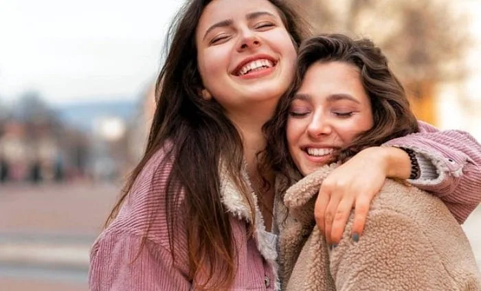 خندبدن با دوستان