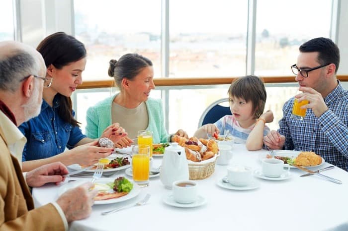 فواید غذا خوردن در کنار خانواده برای کودک