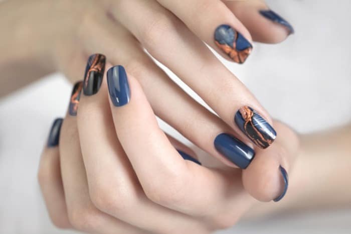 لاک نقاشی شده طراحی ناخن زیبا