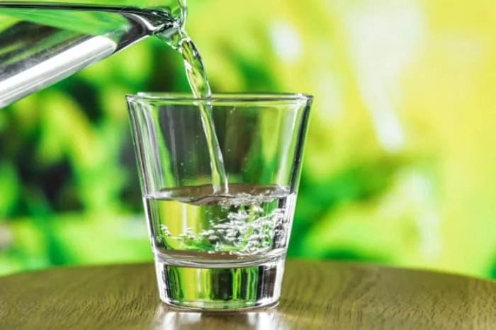 خطرات خوردن آب گرم