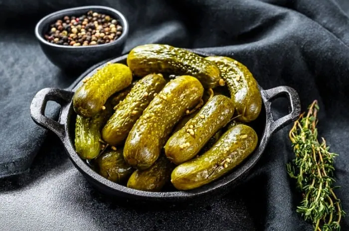 خوردن خیار شور