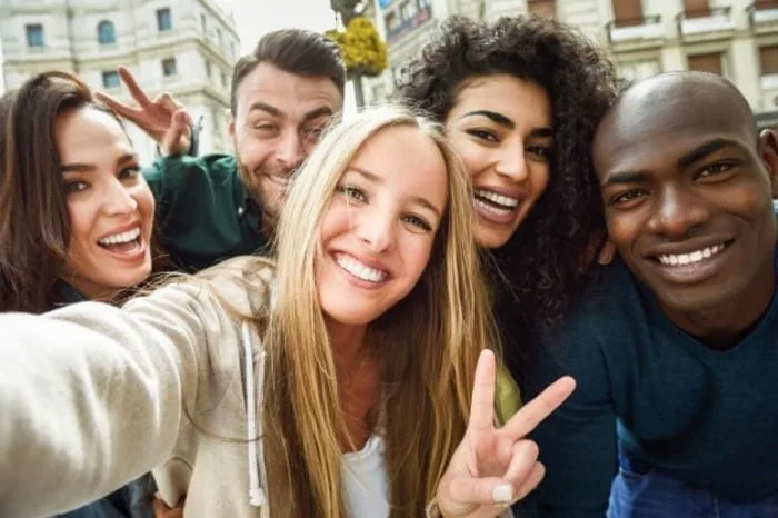 متولدین اجتماعی