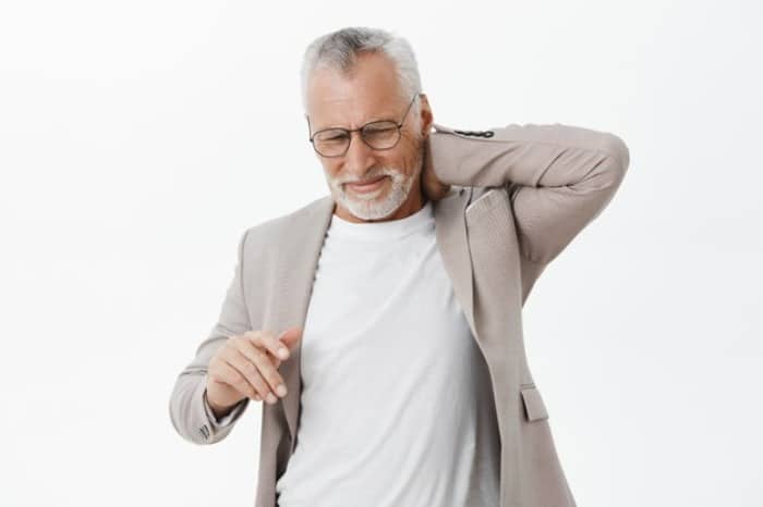 عوارض گوشی برای گردن