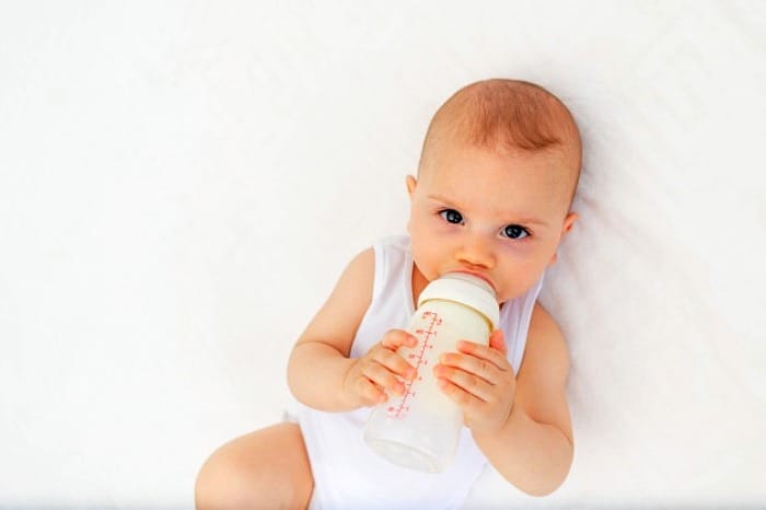 عوارض جدی دادن شیر سرد به نوزادان