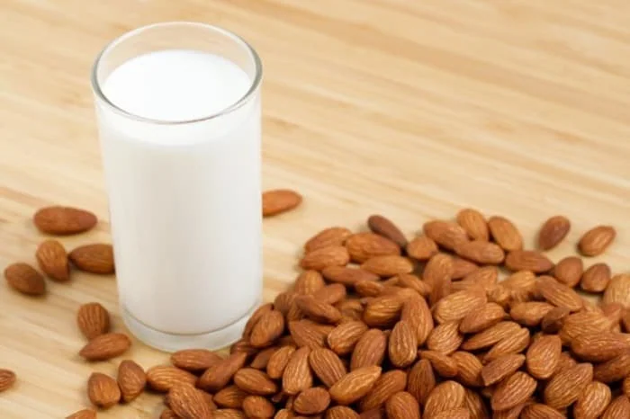 مضرات شیر و بادام عوارض شیر بادام