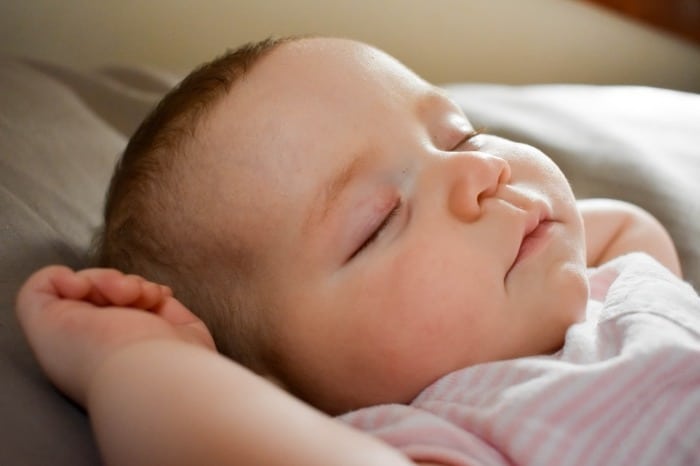 طرز صحیح خوابیدن کودک