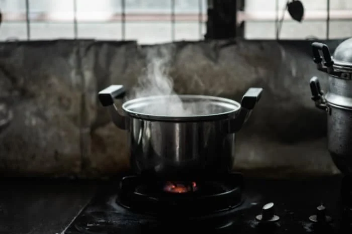 طرز استفاده از ظروف تفلون ریختن روغن در ظروف تفلون