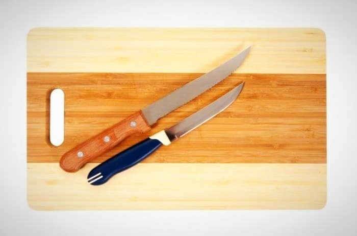چاقو و تخته آشپزخانه