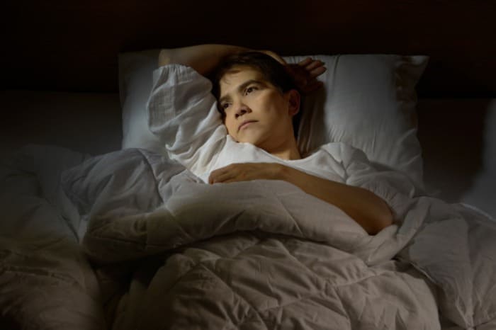 ترفند ساده  برای درمان فوری بی‌خوابی در 2 دقیقه!