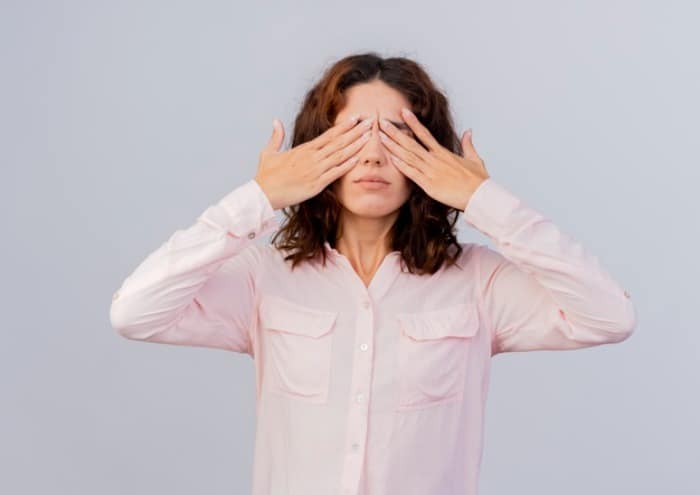 بستن چشم ها برای آرامش بستن چشم ها