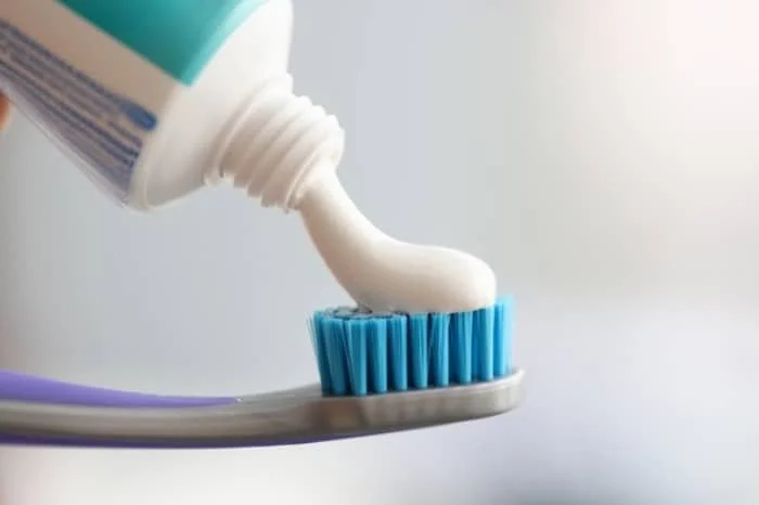 از بین بردن لکه زنگ زدگی در خانه خمیر دندان