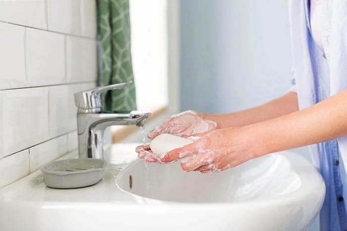 شستن دست با آب سرد
