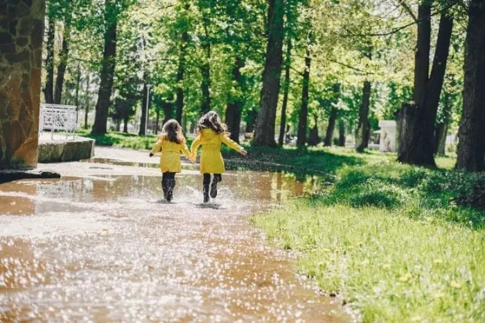 ایستادن زیر باران