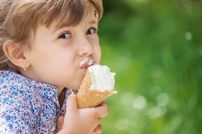 کودک قبل این سن نباید بستنی بخورد 