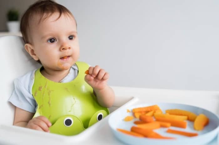 خوراندن غذا به کودک زیر یک سال