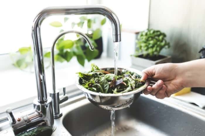 شستشوی سبزیجات با مایع ظرفشویی و نمک ممنوع