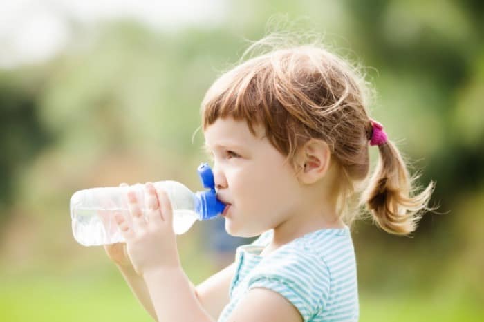 آب نوشیدن کودکان