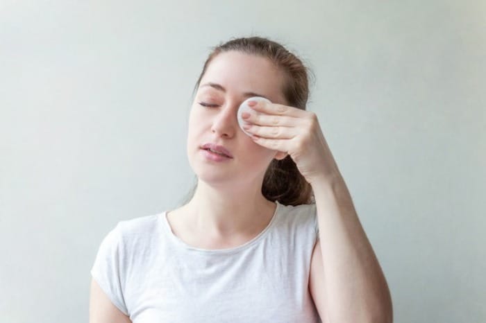 پاک کردن آرایش چشم ها پاک کردن آرایش