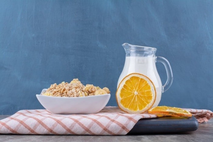 همراه شیر چه بخوریم چه نخوریم؟ مضرات شیر با میوه