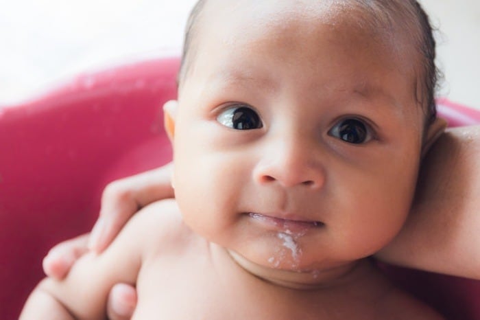 چه زمانی بالا آوردن شیر در نوزاد نگران کننده است؟
