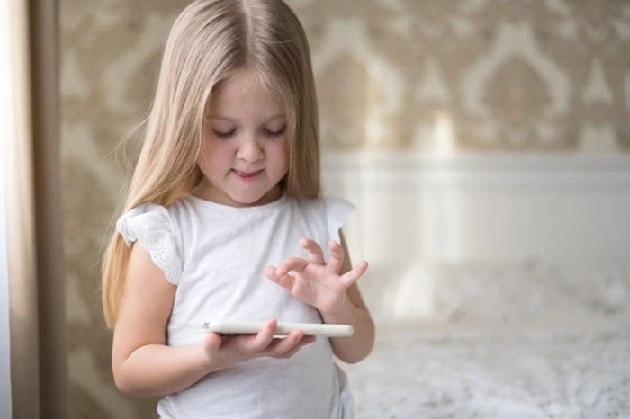 عوارض گوشی برای کودک