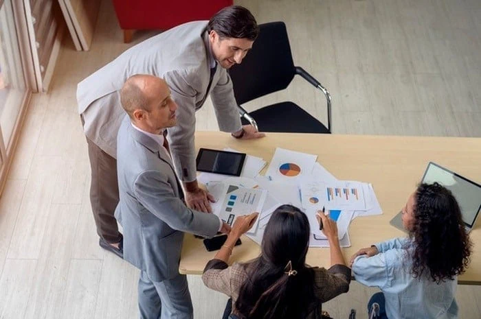 صداقت رئیس و کارمند مدیر بی ریا