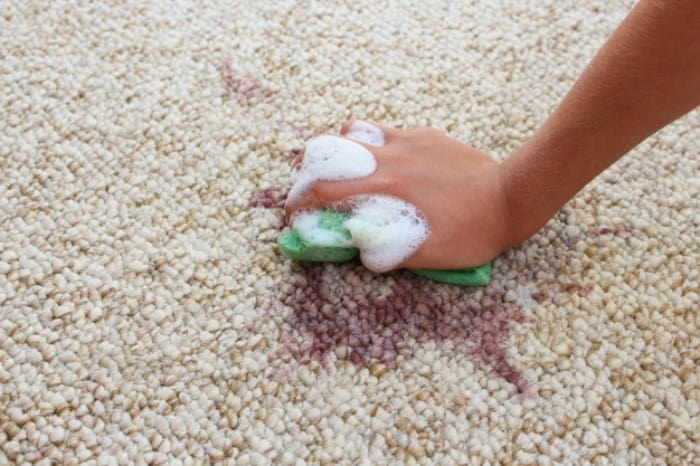 تمیز کردن لکه از فرش 