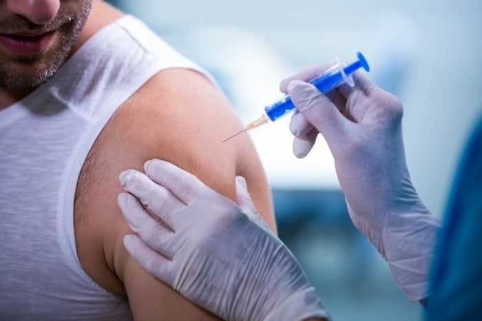 تزریق واکسن هنگام سرماخوردگی 
