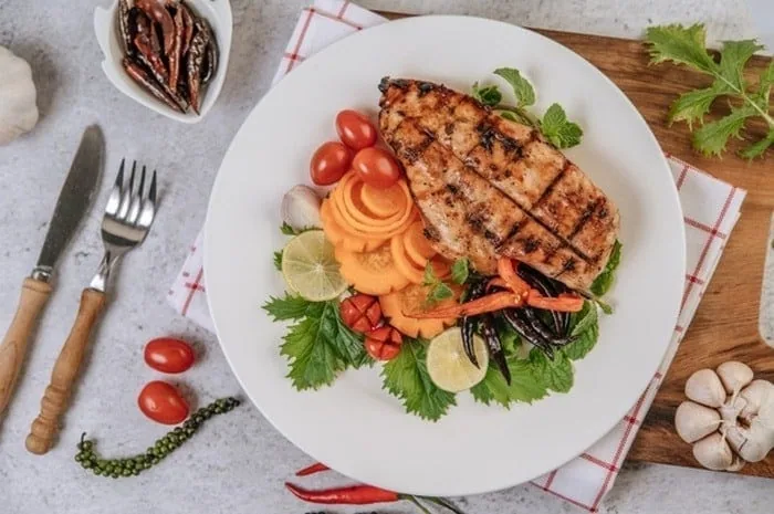 خوردن مرغ برای ناهار غذای رژیمی